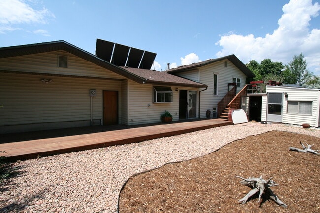 Building Photo - Exceptional 3 bedroom tri-level home close to UCCS!