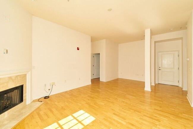 Building Photo - Sweet 1 Bedroom Condo in the Heart of Down...