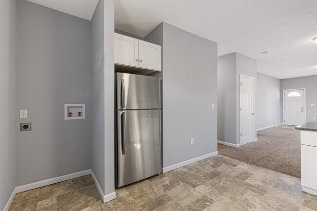 Building Photo - 2 bed 2 bath available