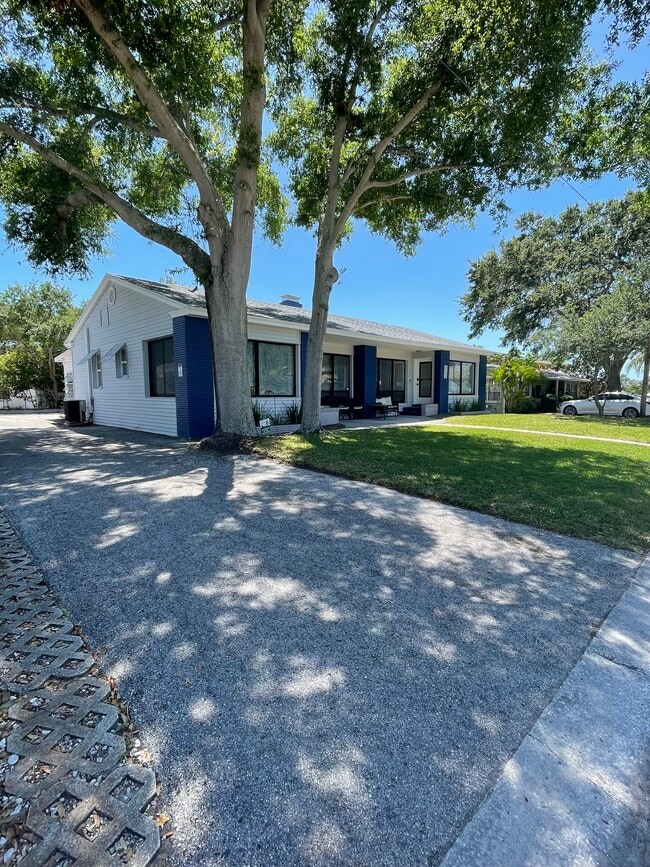 Building Photo - 1021 Commodore St