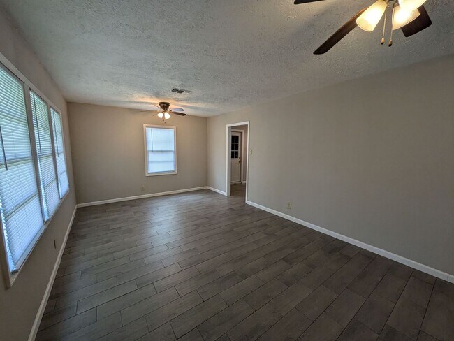 Foto del edificio - 2306 Butler Dr
