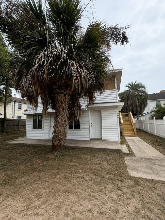 Building Photo - 406 8th Ave S