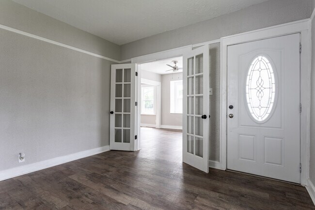 Foto del edificio - 5617 Greenfield Ave