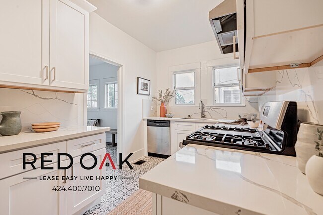 Foto del edificio - ~1 Month FREE~ Gorgeous, Sun-Drenched Thre...