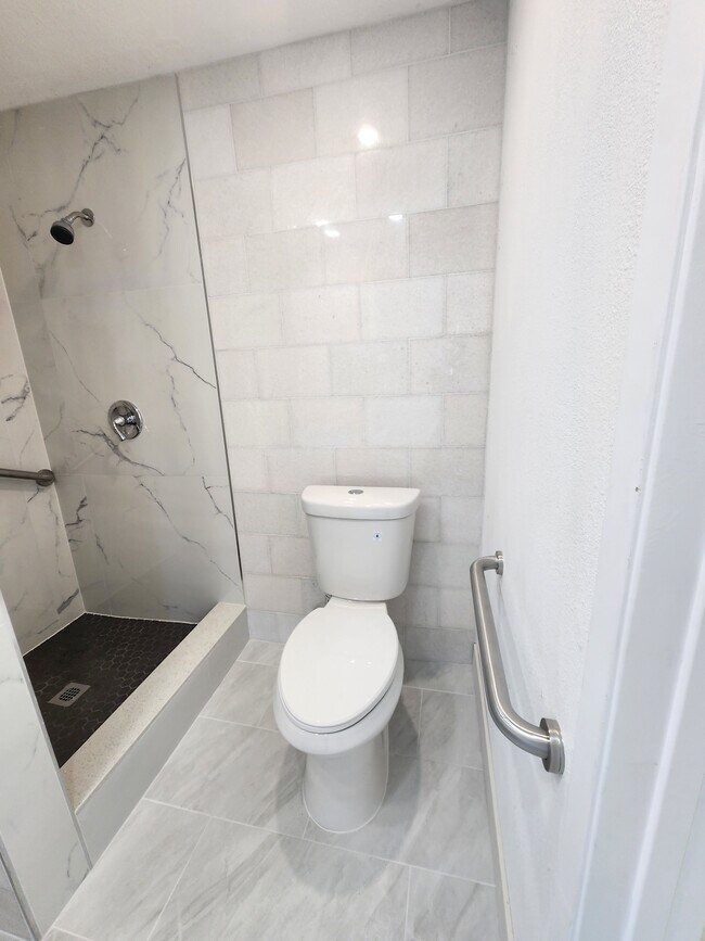 Baño n.° 2 - 12402 Darnell St