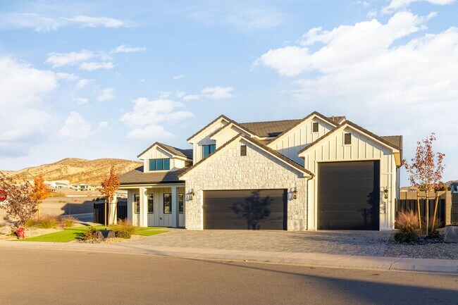 Foto del edificio - 6 bedroom with RV Garage and Hot Tub
