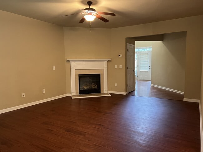 Foto del edificio - 5775 Weddington Dr