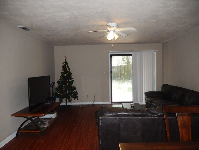 Building Photo - LOVELY 2/2 w/ Stainless Steel Appliances, No Carpet, & Large Privacy Fenced Yard! Mins from FSU/T...
