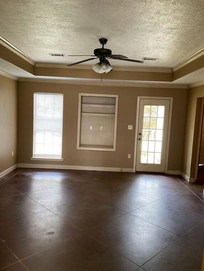 Foto del edificio - Coming Soon 3bd /2 ba home near UCA