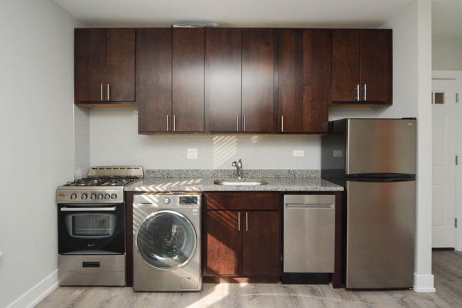 Building Photo - 533 W Belden Ave