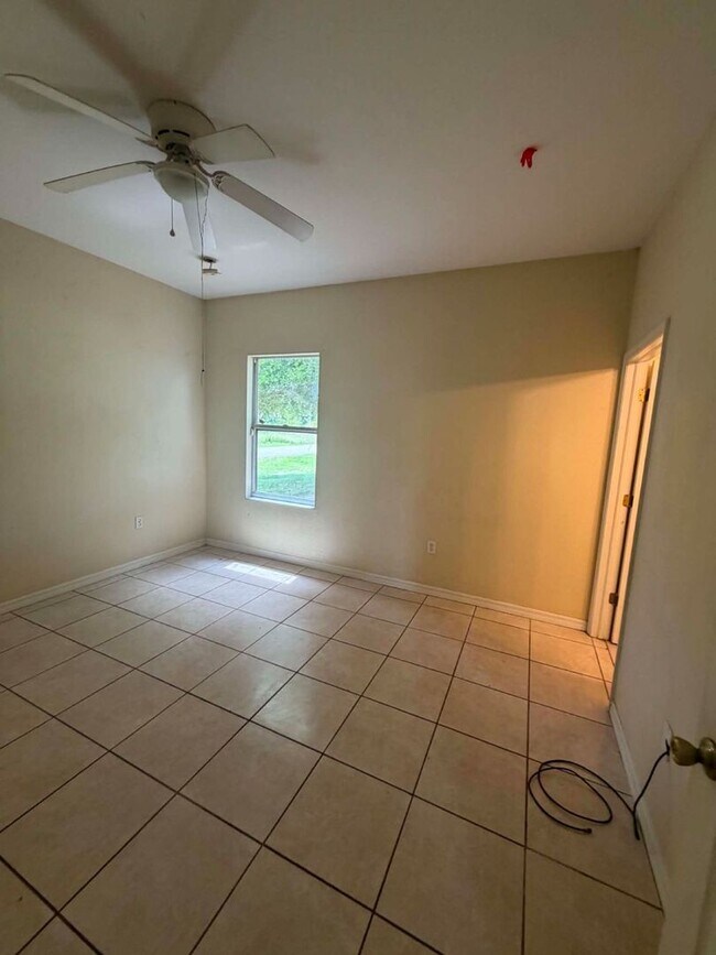Foto del edificio - COMING SOON!!! Charming 3/2/2 car garage home in North Port