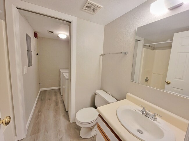 Building Photo - Move-in Special $500 off first month's ren...