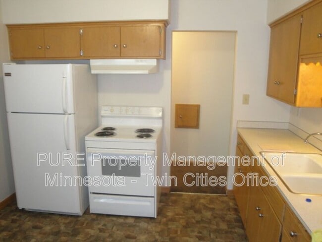 Building Photo - 656 Iowa Ave W