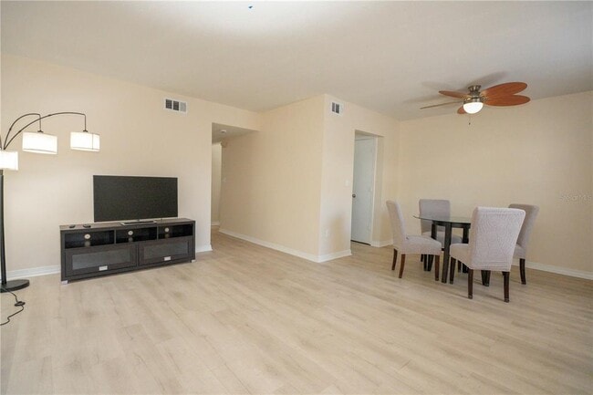 Building Photo - 6940 Sunset Dr S