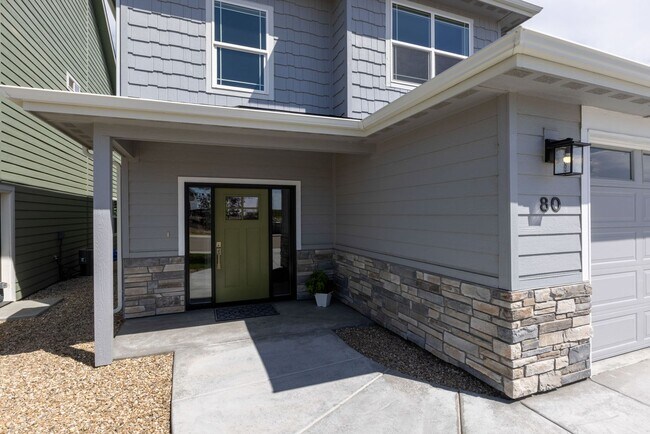 Building Photo - Beautiful Newly built 3 bedroom / 2 bath i...