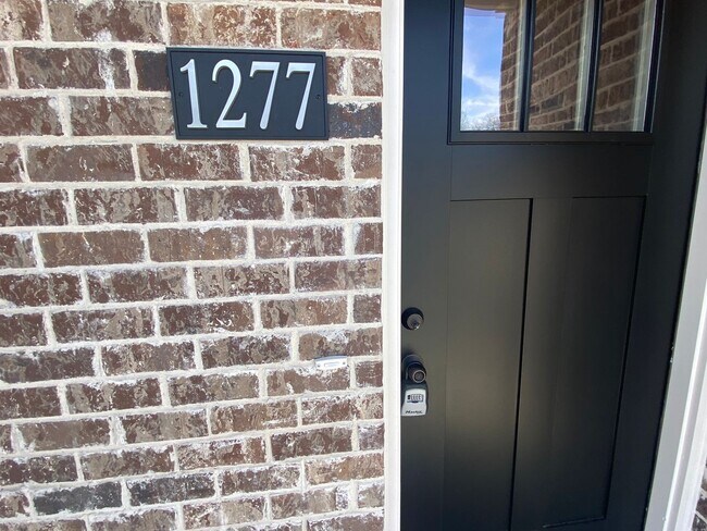 Building Photo - For Lease - 3 Bed, 2.5 Bath, 1524 Sqft Tow...