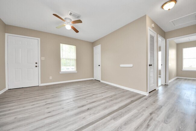 Foto del edificio - 17111 River Rd