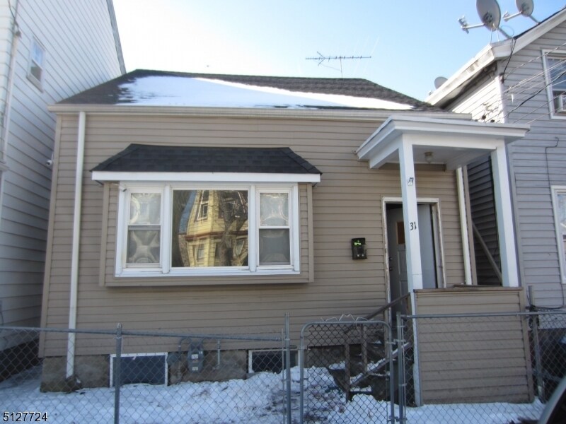 Primary Photo - 31 Ryerson Ave