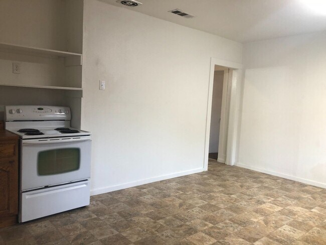 Building Photo - 139 Almond Ave