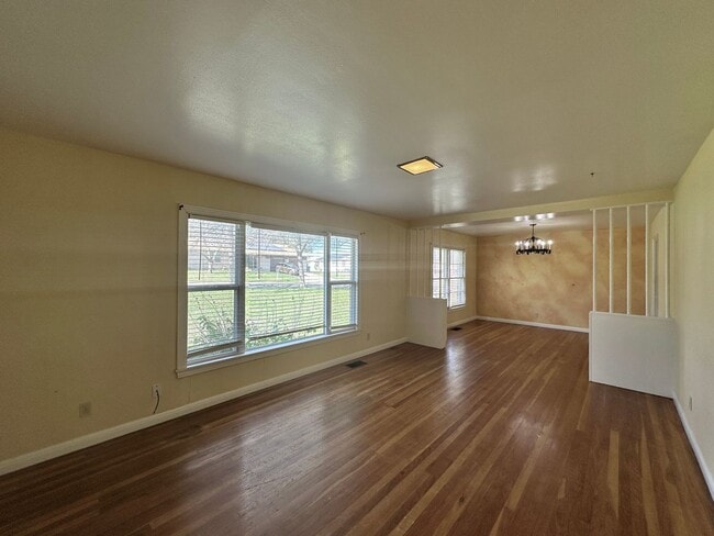 Building Photo - Viewable Now!