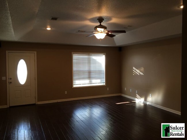 Foto del edificio - Upgraded 3 bedroom house in desirable Sout...