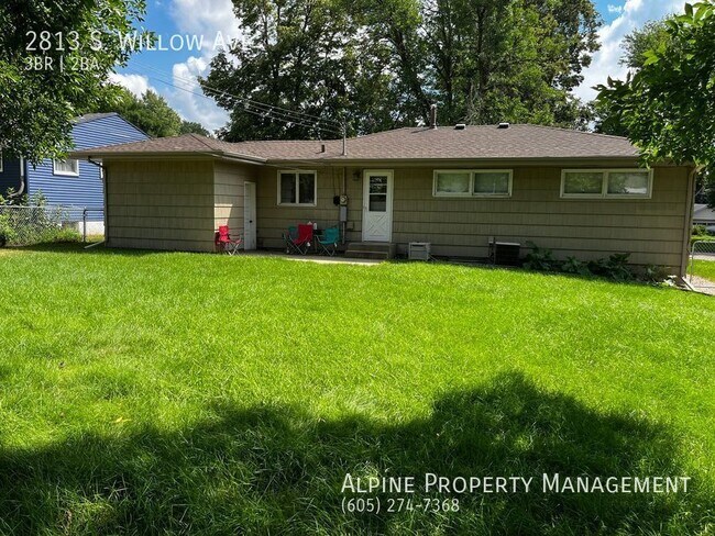 Building Photo - 3 Bed/2 Bath Ranch with Finished Basement!
