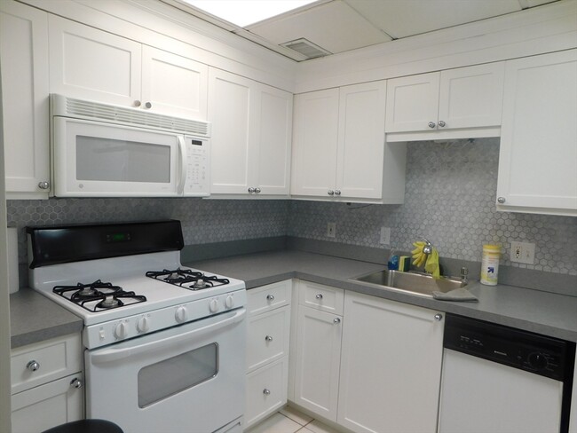 Building Photo - 57 Broadlawn Park
