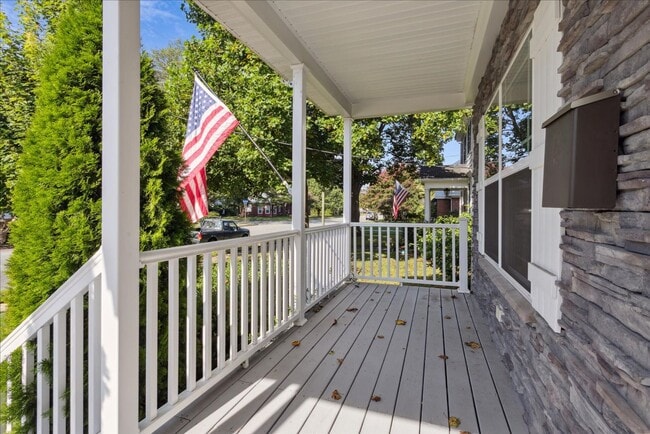 Building Photo - 138 Meredith St