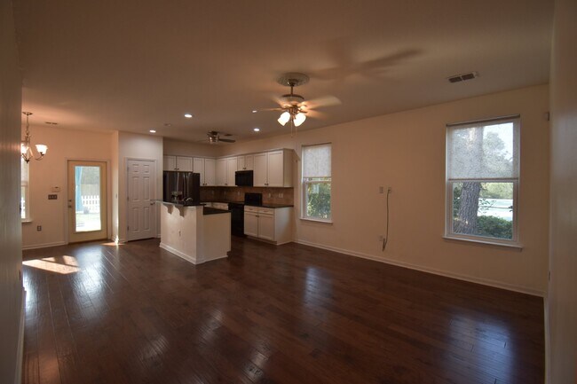 Foto del edificio - "Charming 3-Bedroom Beach House with 2 Ful...