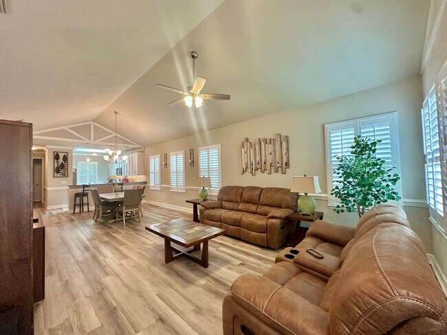 Foto del edificio - Modern Comfort in Fletcher Oaks – 3BR/2BA ...