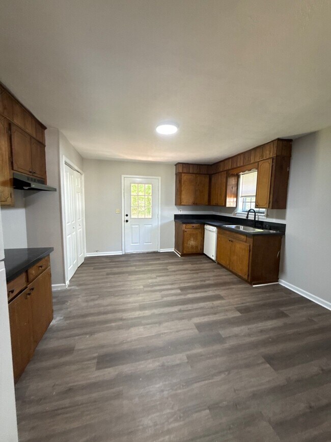 Building Photo - 319 N Bond Ave