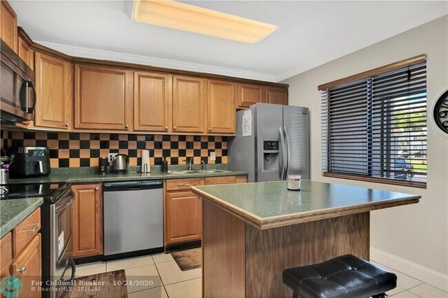 Building Photo - 296 Racquet Club Rd