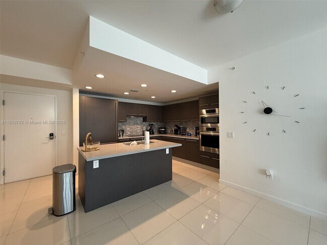 Foto del edificio - 7825 NW 107th Ave