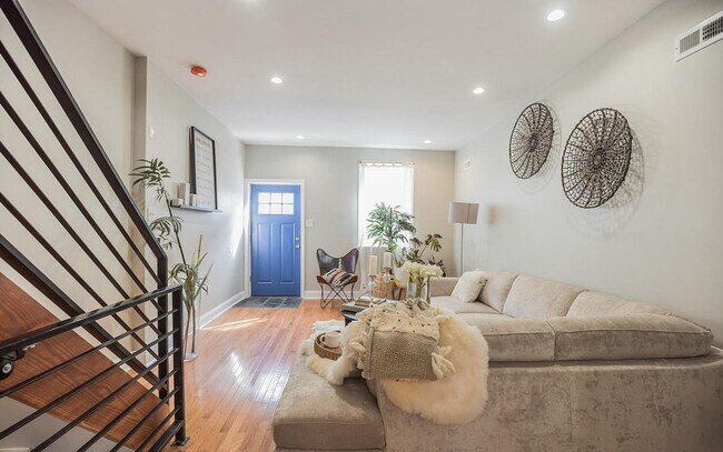 Foto del edificio - Stunning 3-Bedroom Townhouse with Finished...