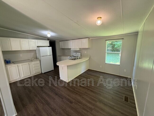 Foto del edificio - 1121 McRee Heights Cir