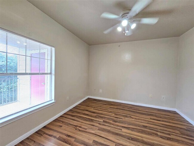 Foto del edificio - 2320 Gracy Farms Ln
