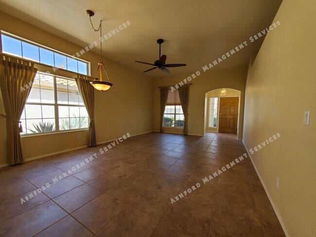 Foto del edificio - COYOTE LAKES BEAUTIFUL VIEW OF GOLF COURSE/NOT AGE RESTRICTED**NO TENANT FEES