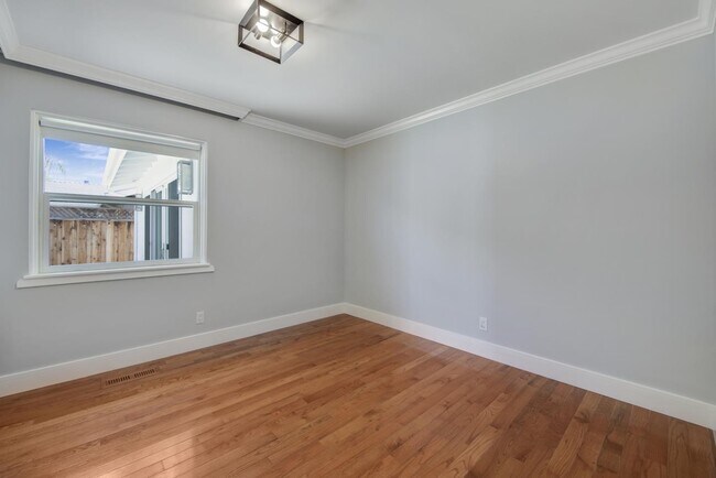 Building Photo - 3212 Woodmont Dr