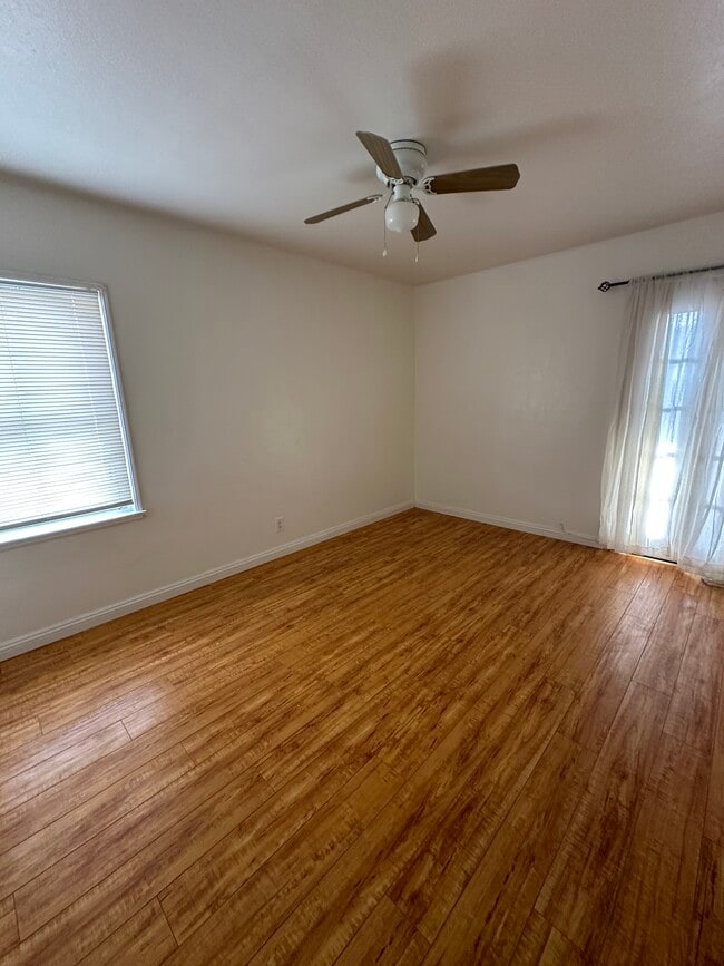 living room - 1522 N Sycamore St