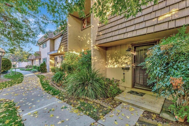 Building Photo - Recently updated spacious 3 bedroom 2.5 bath townhome available soon