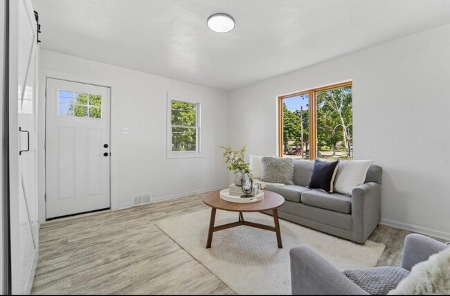 Building Photo - 521 E 2nd St