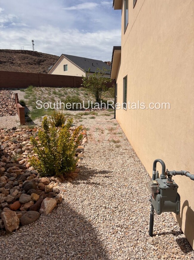 Building Photo - Wonderful 4 bed / 2.5 bath in Desert Canyo...