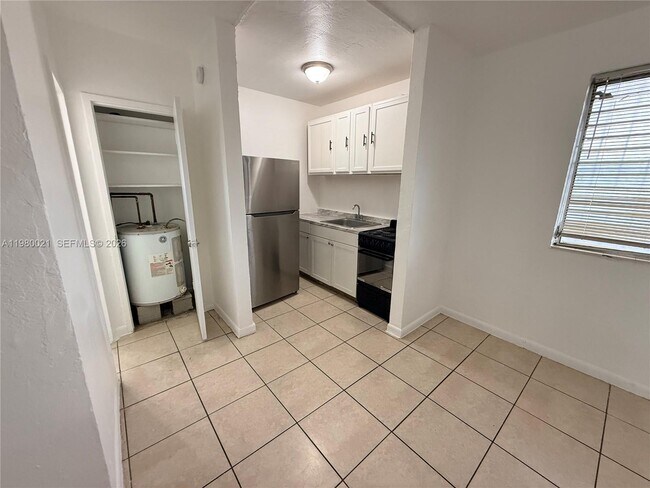 Foto del edificio - 7000 NW 8th Ave