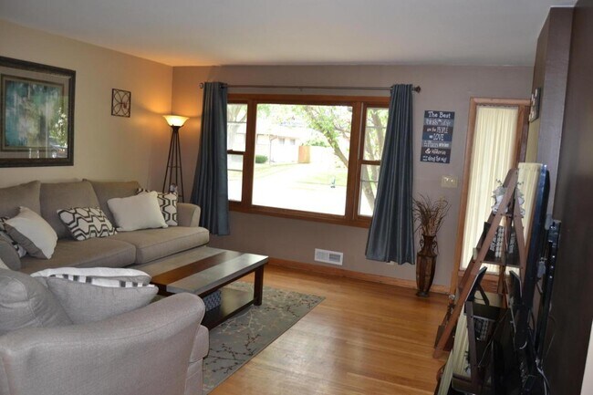 Living Room - 6716 S 17th St