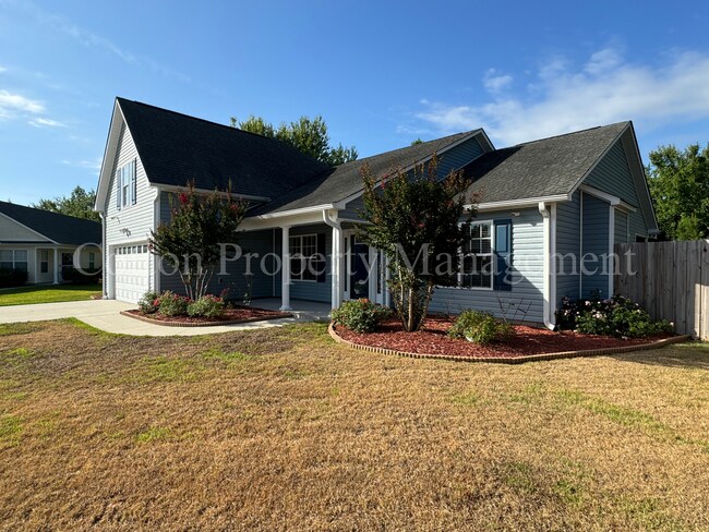 Building Photo - Spacious 4-BD/3-BA Home with fully fenced ...