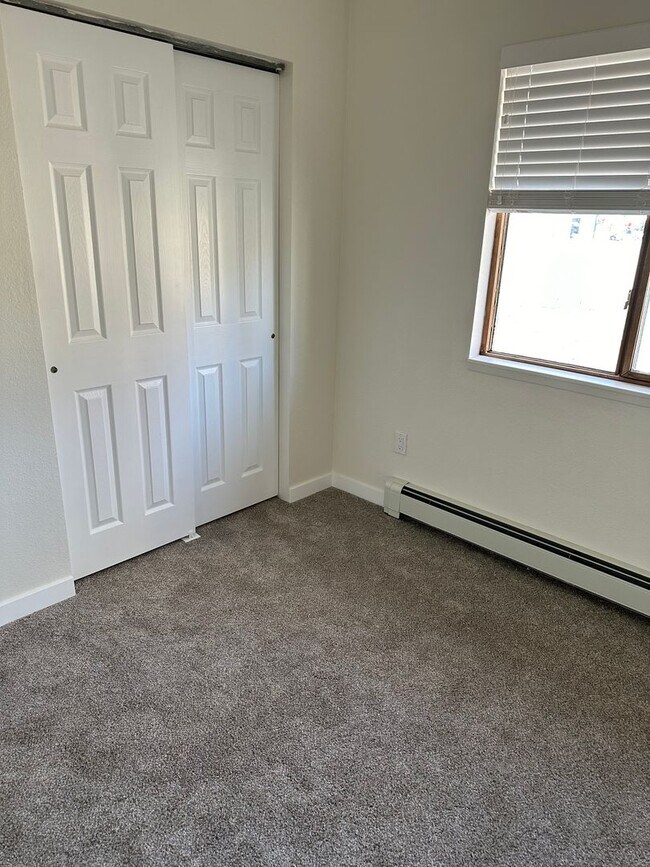 Building Photo - 2 bedroom 1 Bath 1 car  garage
