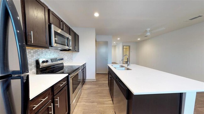 Foto del edificio - 6304 Prospect Ave