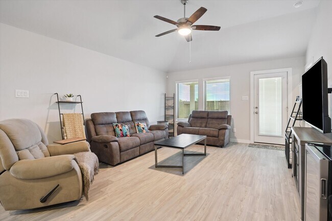 Foto del edificio - 2493 Clydesdale Ln