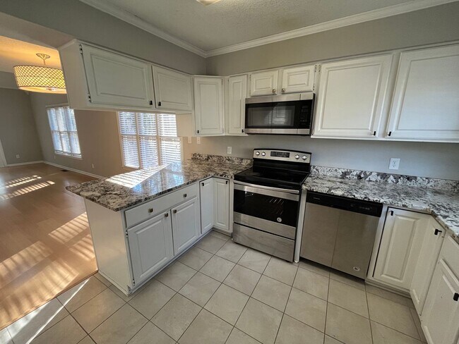 Foto del edificio - Convenient 3BD, 2.5BA Raleigh Townhome wit...