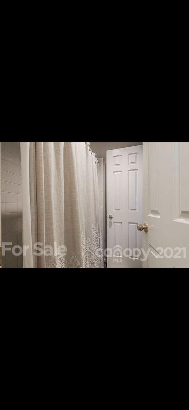 Building Photo - 3300 Selwyn Farms La